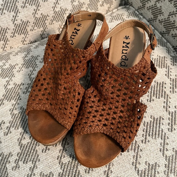 Woven brown wedge sandals - Picture 1 of 3